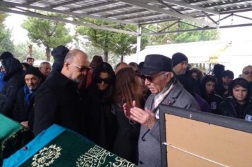 Hande Erçel'den annesine veda
