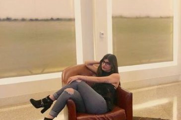 Yıldız futbolcu, Mia Khalifa'dan gözlerini alamadı
