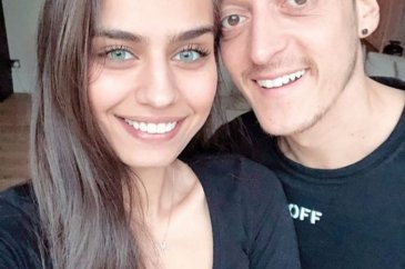 Amine Gülşe ile Mesut Özil nişanlandı