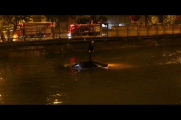  Adana'da kanala düşen otomobilin üstüne çıkarak kurtarılmayı bekle...
