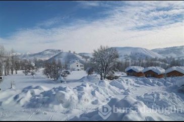 O ilçede ilginç görüntü... Kar kalınlığı 3 metreyi buldu, evler gör...