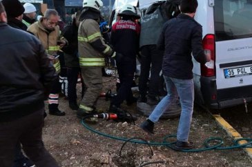 İzmir'de can pazarı! TIR işçi servisiyle çarpıştı
