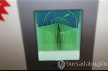 Kitaplar 'duşta' temizleniyor