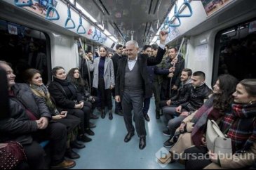 Trendeki yolcularla bol bol sohbet edip fotoğraf çektiren Yıldırım,...