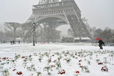 Paris beyazlara büründü