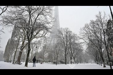  Paris'in sembolü Eyfel Kulesi kar nedeniyle ziyaretçilere kapatıldı 