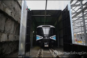 Kabataş-Mahmutbey metro hattında ilk araç raya indi