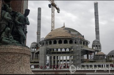 Taksim Camii'nin alemi yerleştirildi