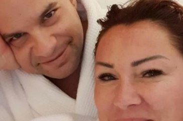 Bornozlu poz veren Pınar Altuğ'dan takipçisine sert yanıt
