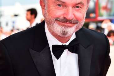 Sam Neill domuzuyla yoga yapıyor