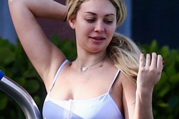 Oyuncu Corinne Olympios yeni yıl tatilini Miami'de geçiriyor

