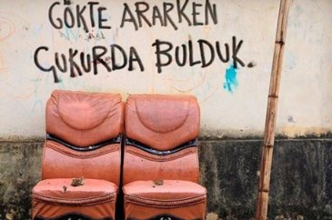 Çukur'da Ayşen Gruda göndermesi (Çukur'da ekrana yansıyan duvar yaz...