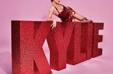 Kylie Jenner müzikali taklit etti