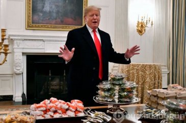 Hükümetin kapanması Trump'ı da vurdu: Misafirlerine hamburger yedirdi