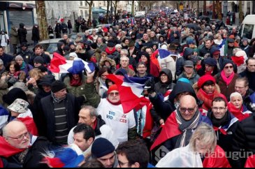  Paris'te "kırmızı fularlılar"dan sarı yeleklilere karşı gösteri 