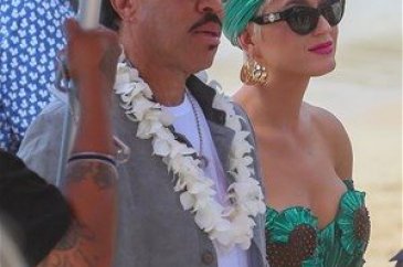 Katy Perry Hawaii çekimlerde
