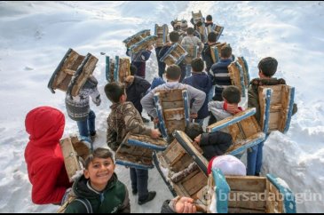 Mutlu olmalarına karlı bir tepe ile kızakları yetiyor