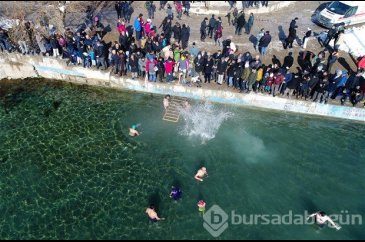 Soğuk havada gölette yüzdüler 
