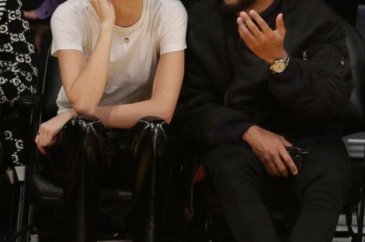 Kendall Jenner NBA maçında elmalı şeker yedi (NBA maçlarına damga v...