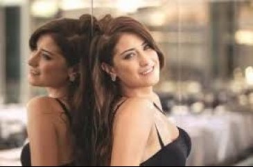 Hazal Kaya kına gecesinde engelli annelerini sevindirdi