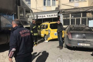 Kontrolden çıkan kamyon taksi durağına girdi
