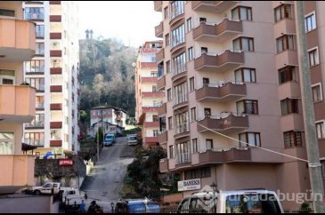 Markete gitmeye üşenince evinin balkonuna "teleferik" kurdu