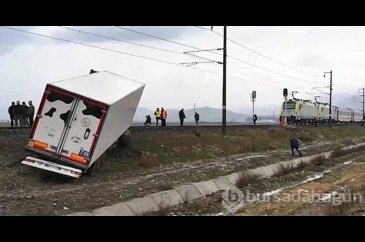 TIR demir yolunu kapattı, makinist treni son anda durdurdu