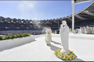 Papa Francis, BAE'de düzenlenen ilk ayini yönetti