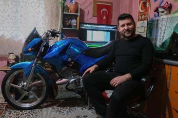 Modifiye motosikletini evinin salonuna park ediyor
