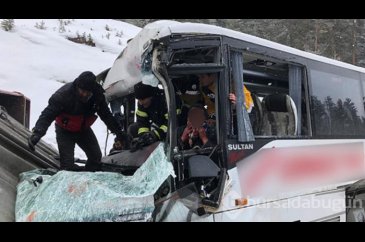 Sarıkamış'ta midibüs ile TIR çarpıştı: Çok sayıda yaralı
