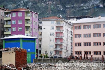 96 daireli 4 bina yan yatmaya başladı... Korkuyla yaşıyorlar
