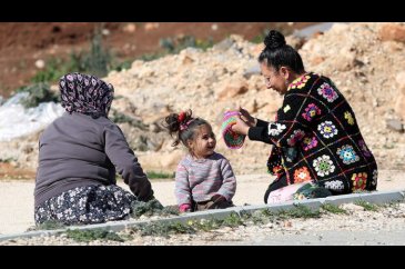 Sokak sokak gezip çocuklara atkı ve bere dağıtıyor
