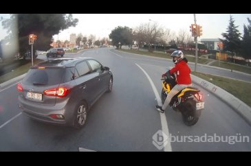 Motosikletlinin tek teker üzerinde tehlikeli şovu
