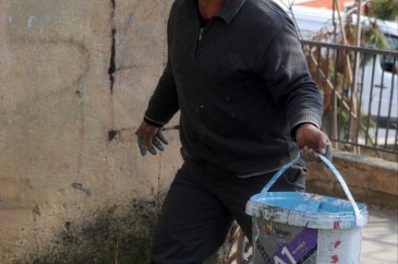 Şehir şehir gezip trafo ve okulları renklendiriyor
