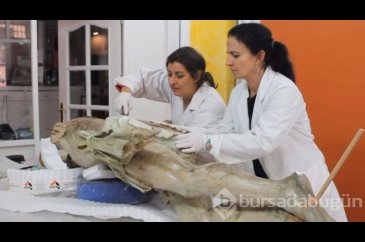 300 yıllık isa heykelinin kalçasında  bulunan gizli not şoke etti
