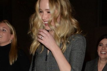 Jennifer Lawrence nişan yüzüğünü ilk kez gösterdi
