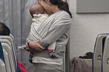 Anne uçaktaki 200 yolcuya sürpriz yaptı
