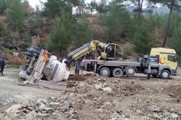 Bursa'da kimyasal madde yüklü tanker devrildi