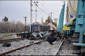 Lokomotiften ayrılan vagonlar yük trenine çarptı