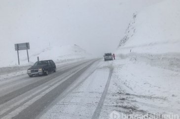 Kar ve tipi yolları kapattı
