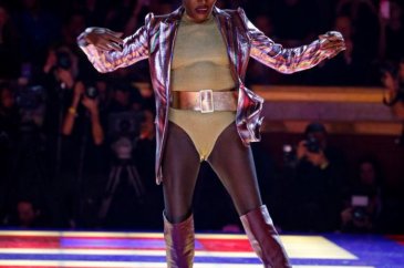 70 yaşındaki Grace Jones defilede modellerden rol çaldı
