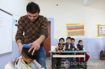 Karslı berberden ''Tıraşsız köy çocuğu kalmasın" projesi...
