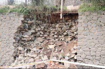 Diyarbakır'da istinat duvarı çöktü
