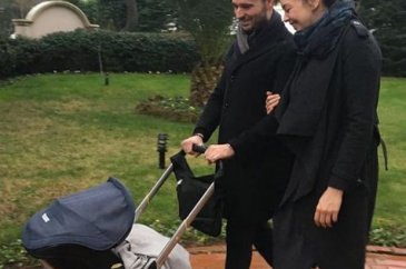 Azra Akın'dan Demir bebekle fotoğraf
