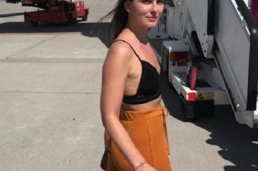 Emily O'Connor kıyafeti açık bulunduğu için uçağa alınmadı