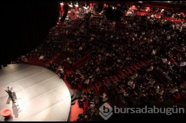 Cem Yılmaz, yeni stand-up gösterisini sergiledi
