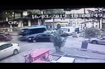 İstanbul Maltepe'de minibüs kaza yaptı: 3 kişi yaralandı
