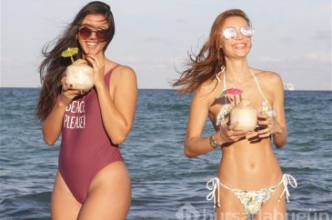 Ünlü model kamera karşısında
