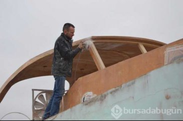 Milyonluk tekneyi iş yerinin çatısında yapıyor
