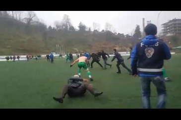 Rize'de amatör maçta olay çıktı
